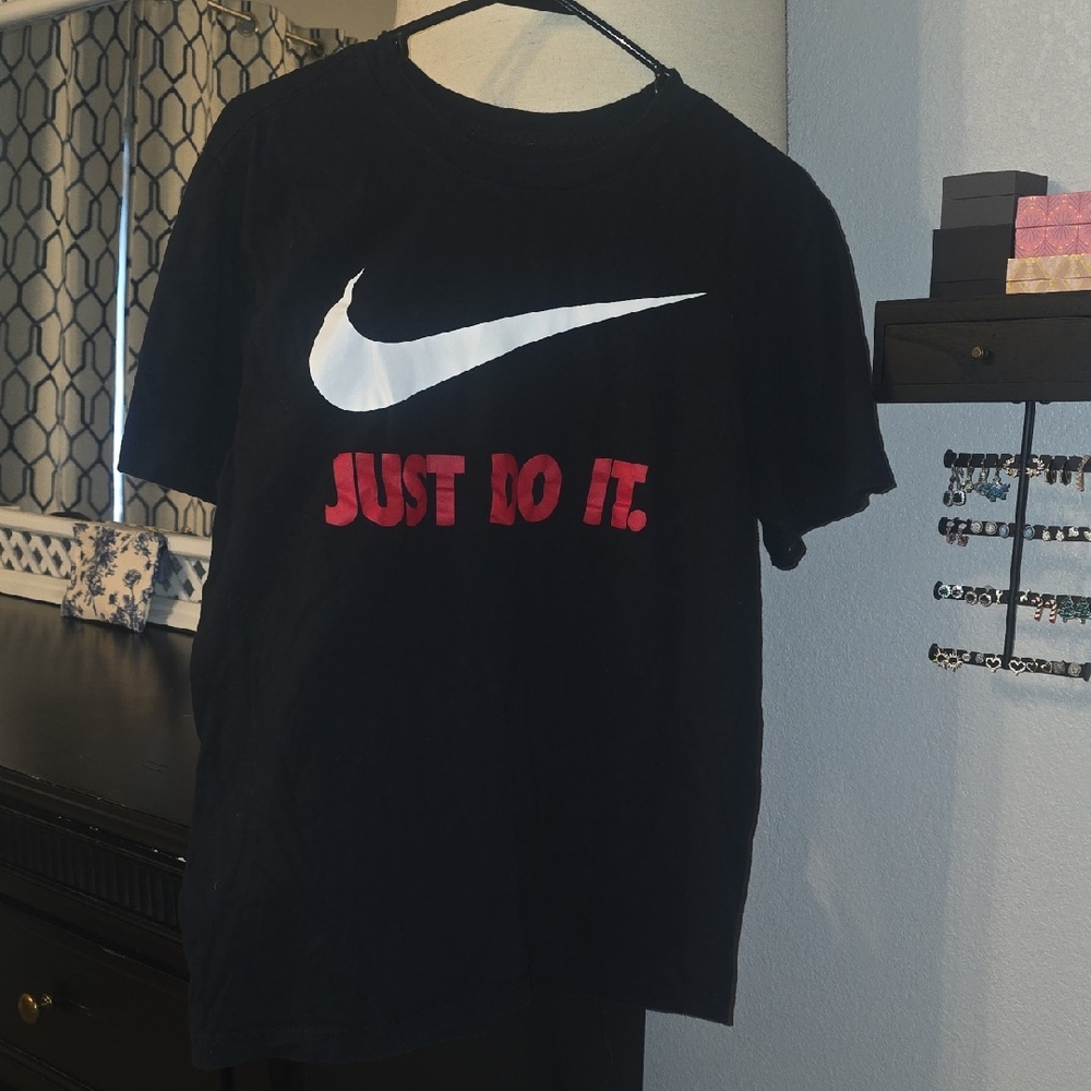 Nike Black and Red Short Sleeve Tee